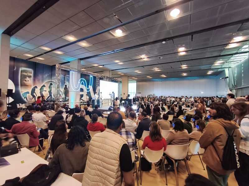 Vista panorámica de la sala Nebula Lounge del evento The Wave en Zaragoza, completamente llena de asistentes durante la charla de Joaquín Ruiz sobre ciberseguridad e IA.
