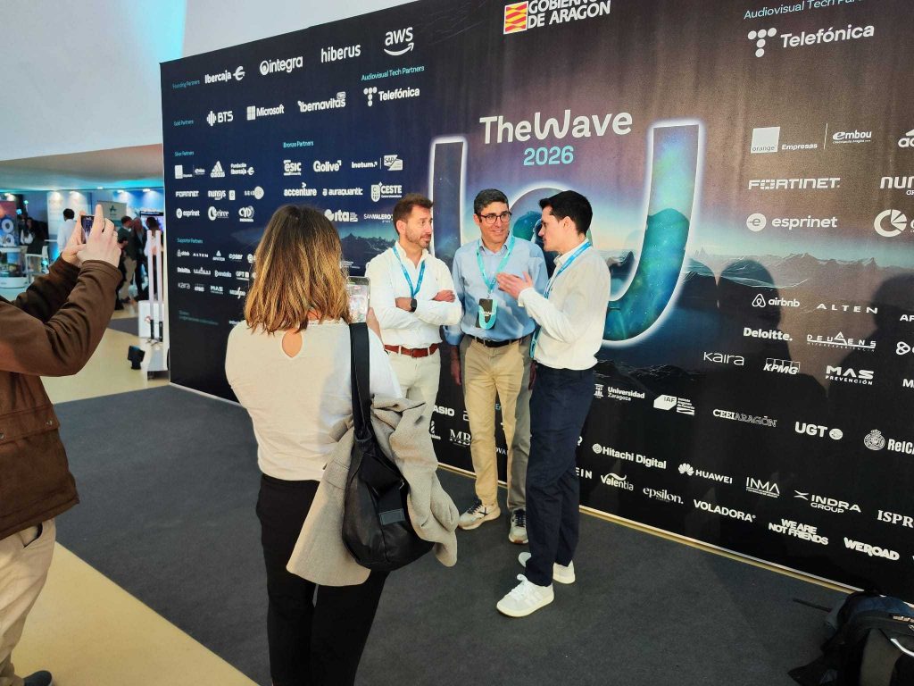 Panel de expertos en ciberseguridad e IA: Miguel Martínez, Joaquín Ruiz (Experto IA) y Alberto Hernández durante una entrevista en el escenario principal del evento The Wave, Zaragoza.