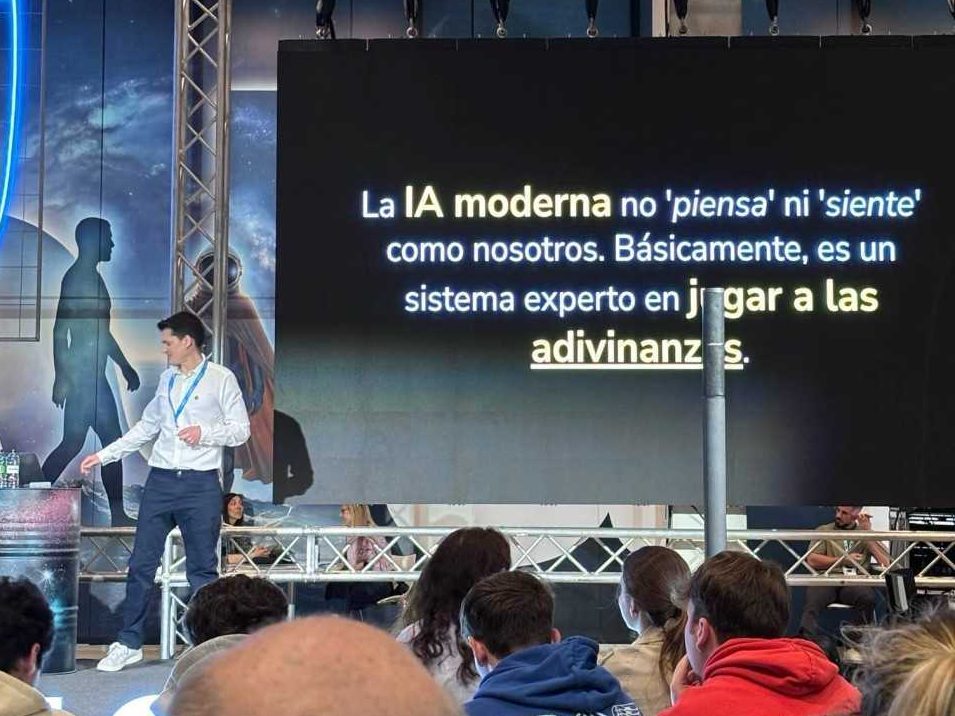 Joaquín Ruiz, experto en IA, impartiendo una ponencia sobre IA autónoma y hacking en el evento tecnológico The Wave en Zaragoza, España.